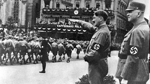 Adolf Hitler (2.v.r.) und der Reichsstadthalter von Leipzig, Martin Mutschmann (r), während eines Aufmarsches der SA (Sturmabteilung) im Jahr 1933.