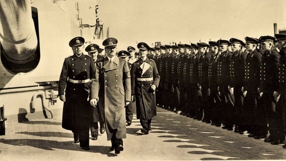 Adolf Hitler an Bord des Schlachtschiffs Scharnhorst 1940