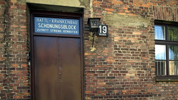 Zutritt strengstens verboten - Warnschild an der Eingangstür zum Schonungsblock des Häftlings-Krankenbaus im ehemaligen Konzentrationslager Auschwitz-Birkenau