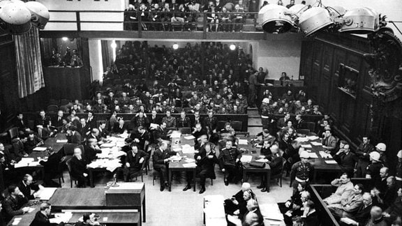 Historisches Schwarzweiß-Foto: Blick in den Nürnberger Justizpalast während der Eröffnung des Hauptkriegsverbrecherprozesses am 20. November 1945 vor dem Internationalen Militärgerichtshof.