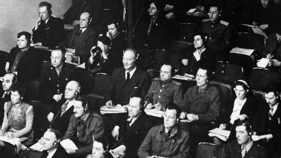 Histotrisches Schwarzweiß-Foto: Gäste und Journalisten auf der Zuschauertribüne beim Internationalen Militärgerichtshof während des Nürnberger Prozess