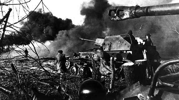 Sturmgeschütze und Infateristen der Roten Armee in Ostpreußen 1944