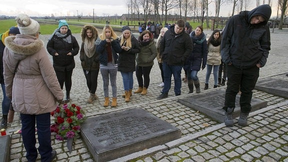 Eine Schulklasse aus Deutschland besichtigt ein Denkmal für die ermordeten Juden im ehemaligen Konzentrationslager Auschwitz-Birkenau in Polen. 