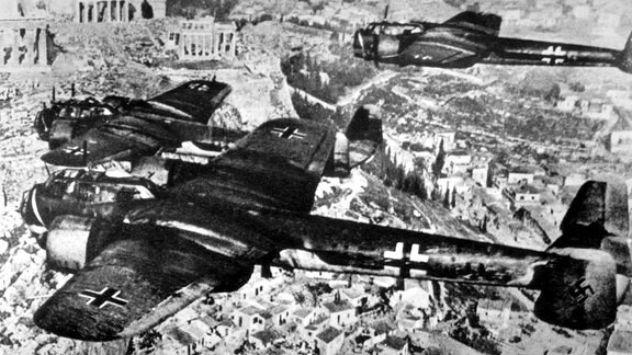 Junkers Ju 88 Bomber 1941 über der Akropolis von Athen