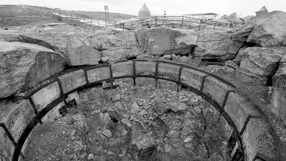 Zerstörte Geschützkasematte der Küstenbatterie Maxim Gorki II in Sewastopol in schwarzweiß