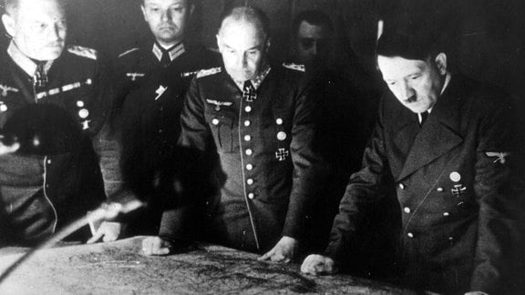 OKW-Chef Keitel, OKH-Chef Von Brauchisch und Adolf Hitler im Juli 1941.