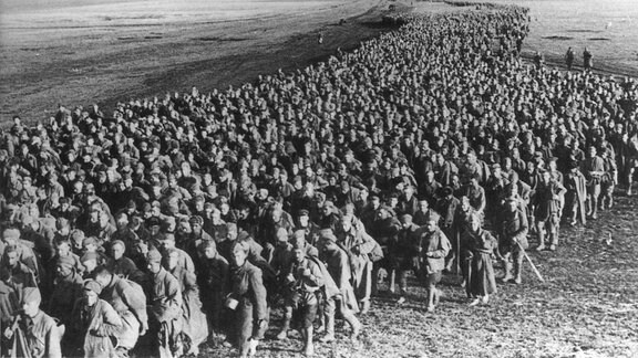 Sowjetische Kriegsgefangene nach gescheiterter Offensive auf Charkow 1942