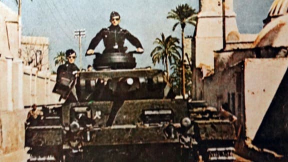 Deutscher Panzer IV fährt durch eine Stadt in Libyen