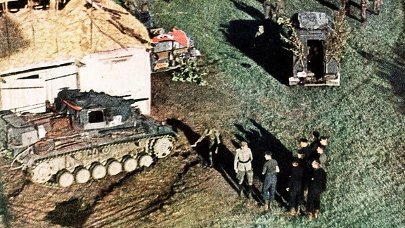 Deutsche Panzer und andere Fahrzeuge während einer Marschpause in einem russischem Dorf, 1942.