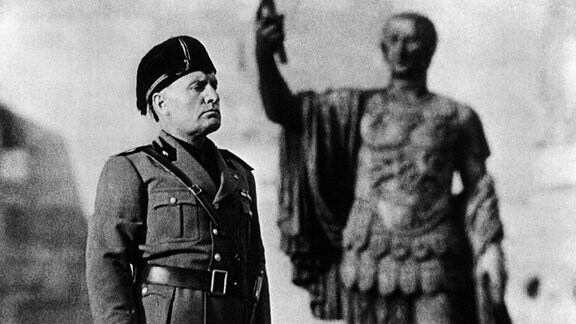 Benito Mussolini 1941 vor Caesar-Statue
