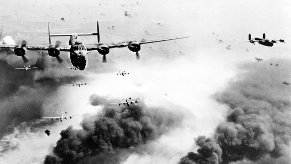 Angriff von B-24 Liberator Bombern auf eine Ölraffinerie in Ploesti Rumänien 1944