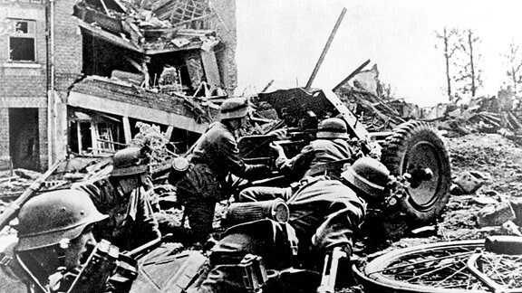 Deutsche Soldaten mit Pak im Kampf um eine belgische Stadt, 1940