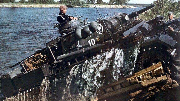 Deutscher Panzer III durchfährt in der Sowjetunion einen Fluss