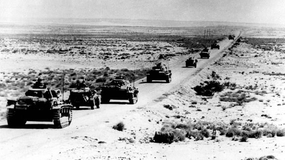 Deutsche Panzer auf dem Weg nach Mersa el Brega Libyen.