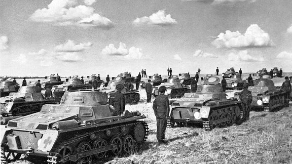 Panzereinheit mit Panzer auf Truppenübungsplatz Döberitz bei Berlin, 1935
