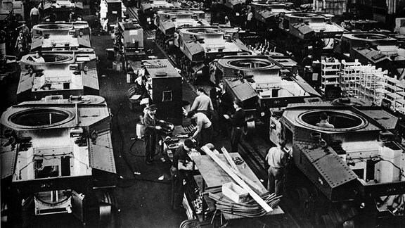 Schwarz-weiß Bild einer Panzerfabrik.