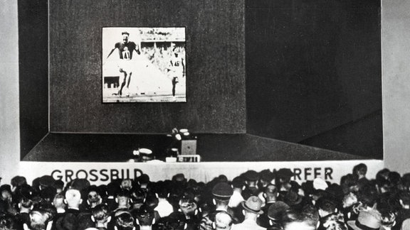 Fernsehübertragung Berlin 1936 Zuschauer sehen eine Fernsehübertragung bei den Olympischen Sommerspielen in Berlin