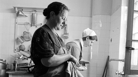 Mutter und Kind Heim, Tabarz. Frauen beim Spülen in der Küche