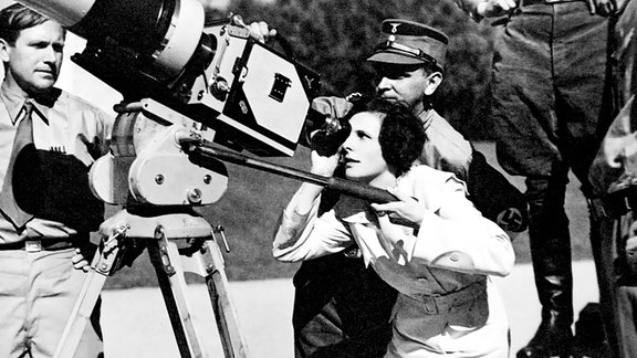 Helene Bertha Amalie Leni Riefenstahl schaut in ein Teleskop