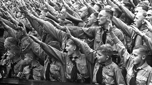 Versammlung mit Mitgliedern der Hitlerjugend im Vordergrund 1936.