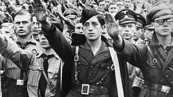 Junge Männer der Hitlerjugend grüßen