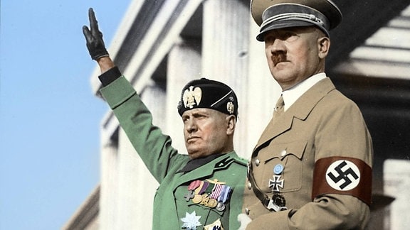 Benito Mussolini und Adolf Hitler grüßen vor dem Schrein der gefallenen Nazis die Militärparade, die ihnen zu Ehren vorbeizieht