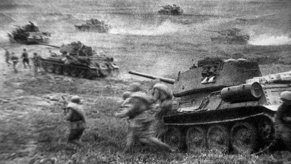 Sowjetische T34-Panzer und Infanteristen in der Panzerschlacht von Prochorowka