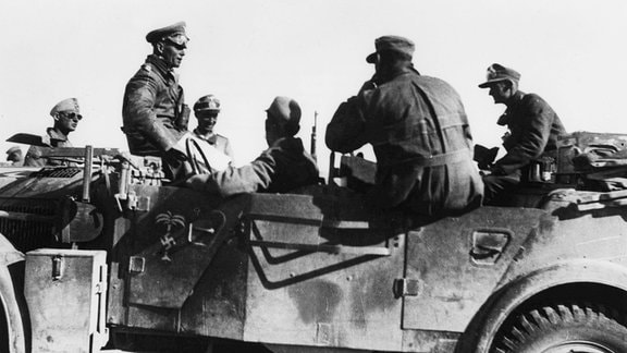 Rommel in seinem Befehlswagen an der Front in Nordafrika