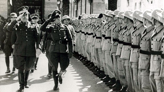 General Italo Gariboldi, 1941 Generalgouverneur von Italienisch-Libyen, und Generalfeldmarschal Erwin Rommel passieren angetretene Soldaten.