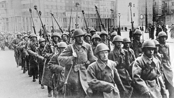 Rotarmisten marschieren 1941 durch Moskau