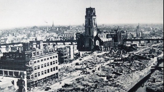 Rotterdam nach der Bombardierung durch die deutsche Luftwaffe, 1940