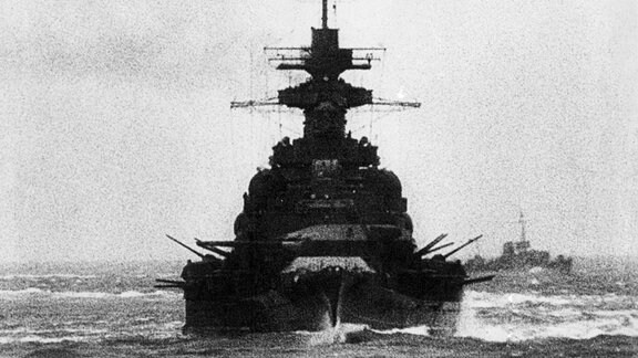 Schlachtschiff Scharnhorst bei voller Fahrt