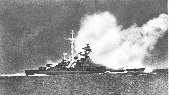 Schlachtschiff Bismarck erhält Treffer durch HMS Prince of Wales
