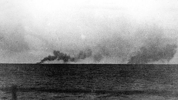 Schlachtschiff Bismarck greift HMS Hood an