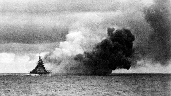 Das Schlachtschiff Bismarck feuert auf die HMS Hood
