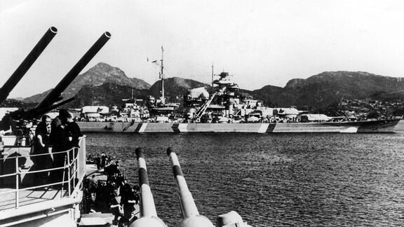 Schlachtschiff Bismarck vom Schweren Kreuzer Prinz Eugen aus fotografiert