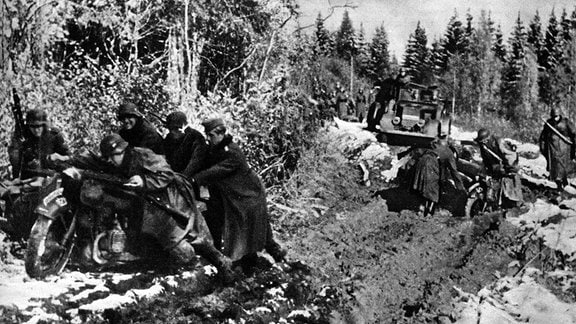 Deutsche Kräder und Lkw stecken 1941 in Russland im Schlamm fest