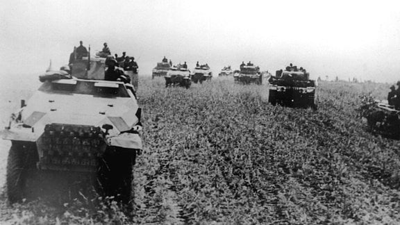 Schützenpanzer und Panzer IV der Wehrmacht Ostfront Juli, 1943
