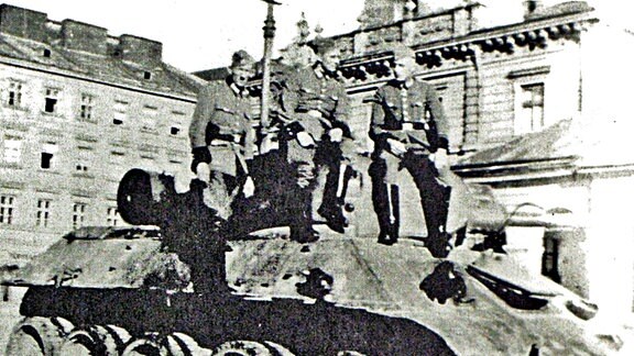 Jenaer Polizisten auf einem erbeuteten sowjetischen Panzer. 