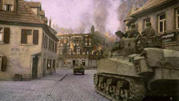 Sherman-Panzer der US Army fährt 1945 durch eine deutsche Stadt