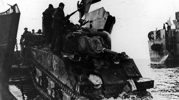 Sherman-Panzer geht 1944 in Anzio an Land