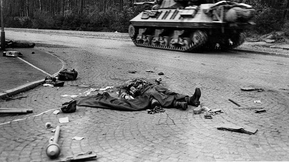 Panzer 1945 hinter Leiche eines Soldaten