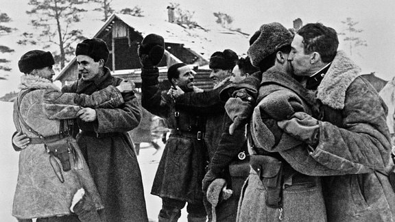 Umarmung von Soldaten der Leningrader und Wolchow-Front