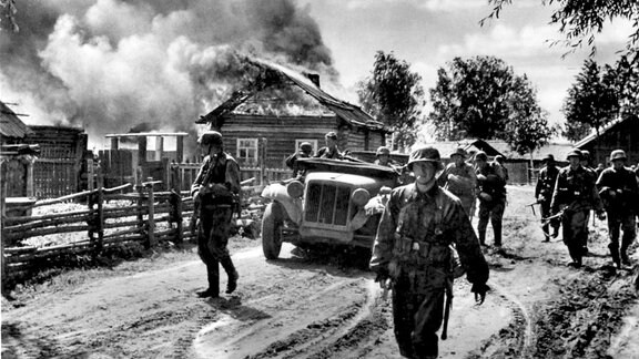 Soldaten der Waffen SS-Division Totenkopf im Juni 1941 in der Sowjetunion