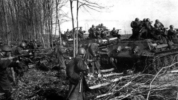Sowjetische Panzer und Infanterie bei Charkow Mai 1942