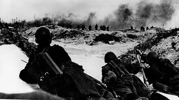 Sowjetische Werferschützen unterstützen angreifende Infanterie bei Stalingrad