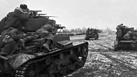 Auf Panzer aufgesessene Rotarmisten der Ersten Ukrainischen Front bei Cherson 1943