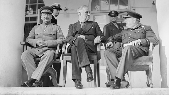 Stalin Roosevelt und Churchill während Teheraner Konferenz der Alliierten 1944.