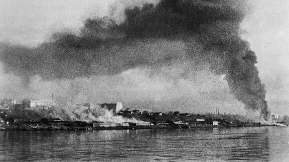 Stalingrad brennt nach Bombardierung im August 1942