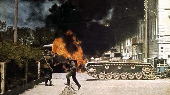 Deutscher Panzer und Soldaten im Kampf um eine sowjetische Stadt 1941